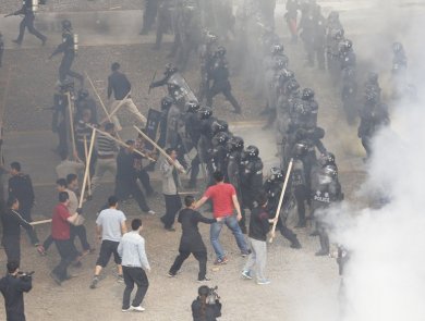 北京警方演练对抗百名持棍“非法聚集者”