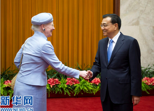 4月25日，国务院总理李克强在北京人民大会堂会见丹麦女王玛格丽特二世。新华社记者 谢环驰 摄