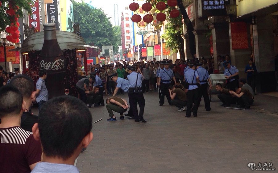 广州：7人闹市区追砍两男 警察鸣枪控制现场 