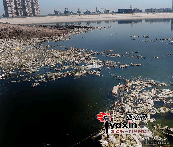 垃圾遍地 污水进库 乌鲁木齐九家湾水库成“脏水坑” 垃圾遍地 污水进库 乌鲁木齐九家湾水库成“脏水坑”