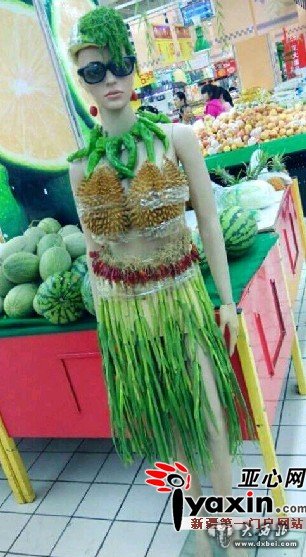 乌鲁木齐一超市有“模特”身穿果蔬潮装