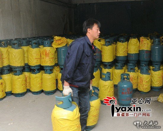乌鲁木齐市地窝堡查出900个“黑”气罐 乌鲁木齐市地窝堡查出900个“黑”气罐