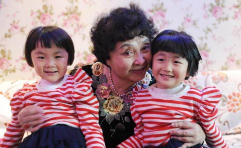 中国最高龄产妇的母亲节 4岁双胞胎女儿健康活泼
