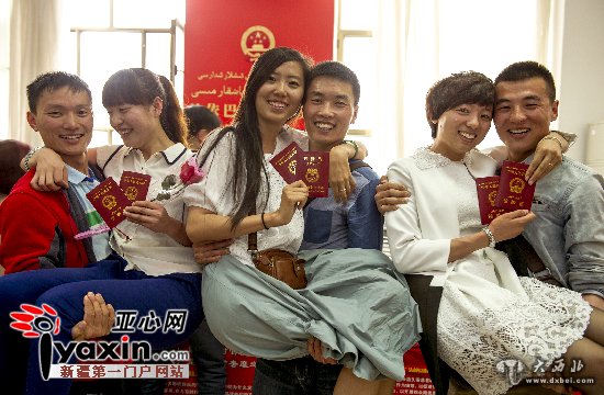“5·20”乌鲁木齐市1533对新人领证 “5·20”乌鲁木齐市1533对新人领证