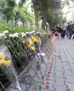乌鲁木齐街市恢复平静 市民自发献花悼念