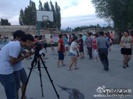 精河农民用微电影讲述身边事 村民用红枣投票选喜爱的节目 精河农民用微电影讲述身边事 村民用红枣投票选喜爱的节目