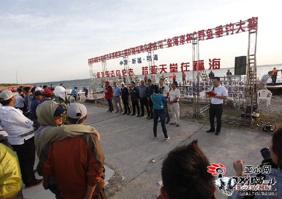 首届新疆路亚船钓公开赛在福海县乌伦古湖举行