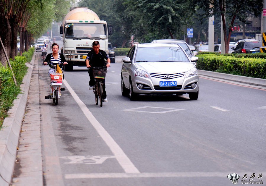 沈阳最窄自行车道不足70厘米 市民叫苦不堪