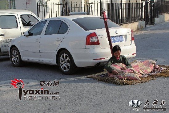 内地来疆男子讨债不成 一家人'锁住'债主车并睡在车上 内地来疆男子讨债不成 一家人'锁住'债主车并睡在车上