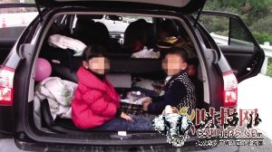 昨日，沪蓉高速，执法队员打开越野车车门后，发现后备厢竟还坐着两名6岁孩子F6