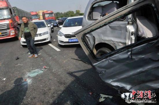 安徽合淮阜高速发生70余辆车追尾事故