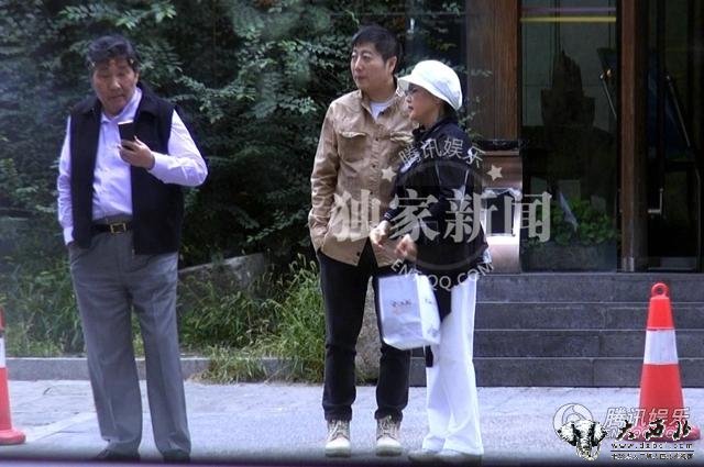 李谷一年近70步履轻盈 衣着时髦皮肤紧实