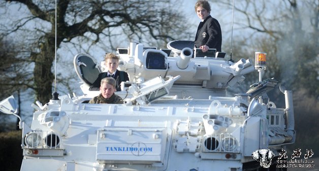 英国军事迷父亲开坦克接送儿子上学