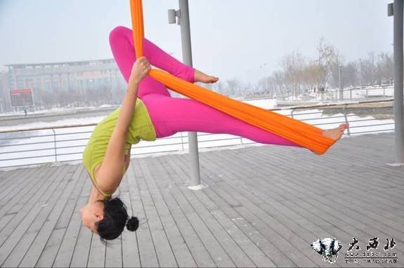 昌吉女子零下20度河畔裸身秀唯美瑜伽 昌吉女子零下20度河畔裸身秀唯美瑜伽