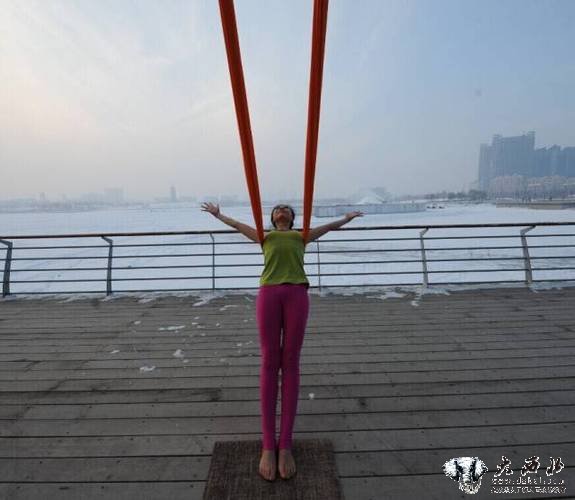 昌吉女子零下20度河畔裸身秀唯美瑜伽 昌吉女子零下20度河畔裸身秀唯美瑜伽