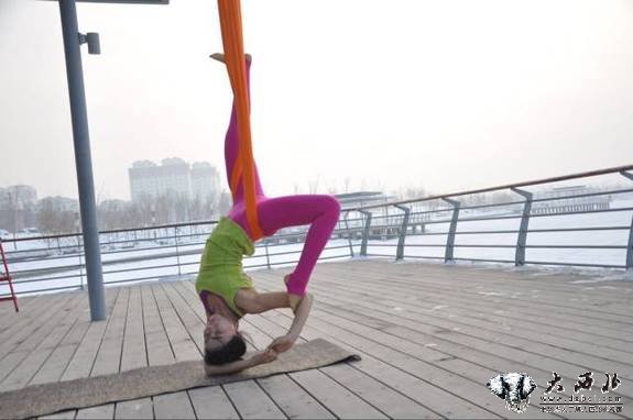 昌吉女子零下20度河畔裸身秀唯美瑜伽 昌吉女子零下20度河畔裸身秀唯美瑜伽