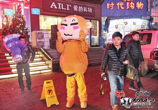 小伙借街心大屏祝福前女友 花两万播照片 小伙借街心大屏祝福前女友 花两万播照片