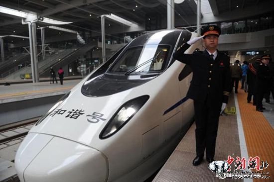 12月26日上午10时49分，在数十家媒体的聚光灯下，兰新高铁首趟“和谐号”动车组列车从新落成的兰州西客站驶出，奔向近1800公里外的乌鲁木齐。这标志着，中国首条在高原、高海拔和戈壁荒漠地区修建的高速铁路兰新高铁全线开通运营。 杨艳敏 摄