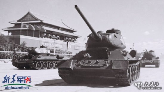 1951年受阅的坦克方队。从苏联引进的T-34中型坦克首次出现在天安门广场。