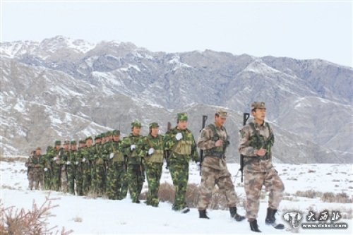 新疆兵团某部民兵检查重要路口巡天山边防(图)