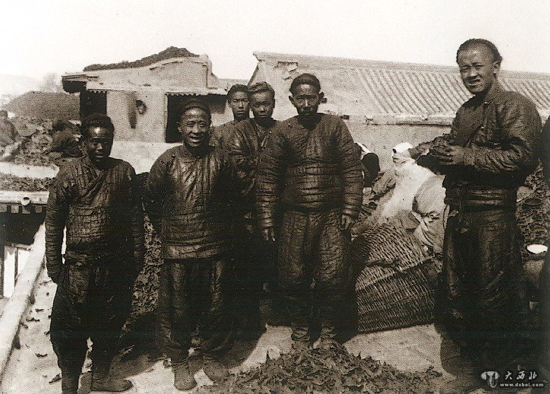 兰州老照片,兰州因河而生,晚清时期持风车看社火的百姓