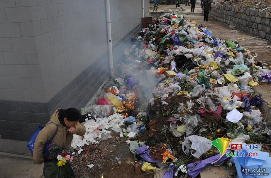 清明节墓地垃圾堆积如山