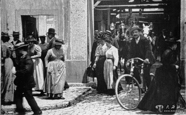 世界第一部电影《工厂的大门》剧照