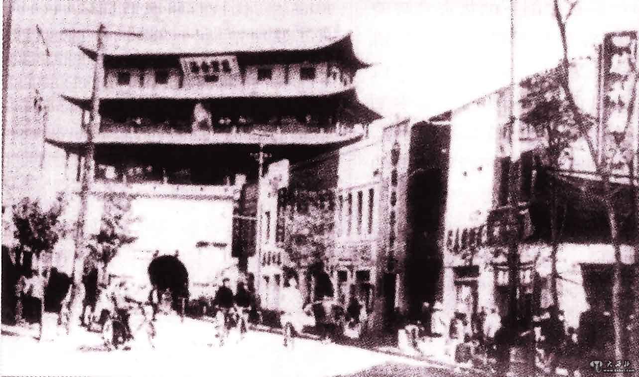 民国时期的兰州南关城楼。此楼是兰州城楼中最雄伟壮观的一座，楼上有“万里金汤”匾额。南关城楼所在的酒泉路是当时繁华的商业街