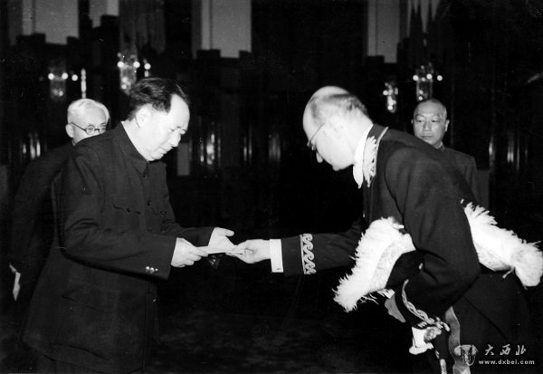 瑞典首任驻华大使向毛主席递交国书