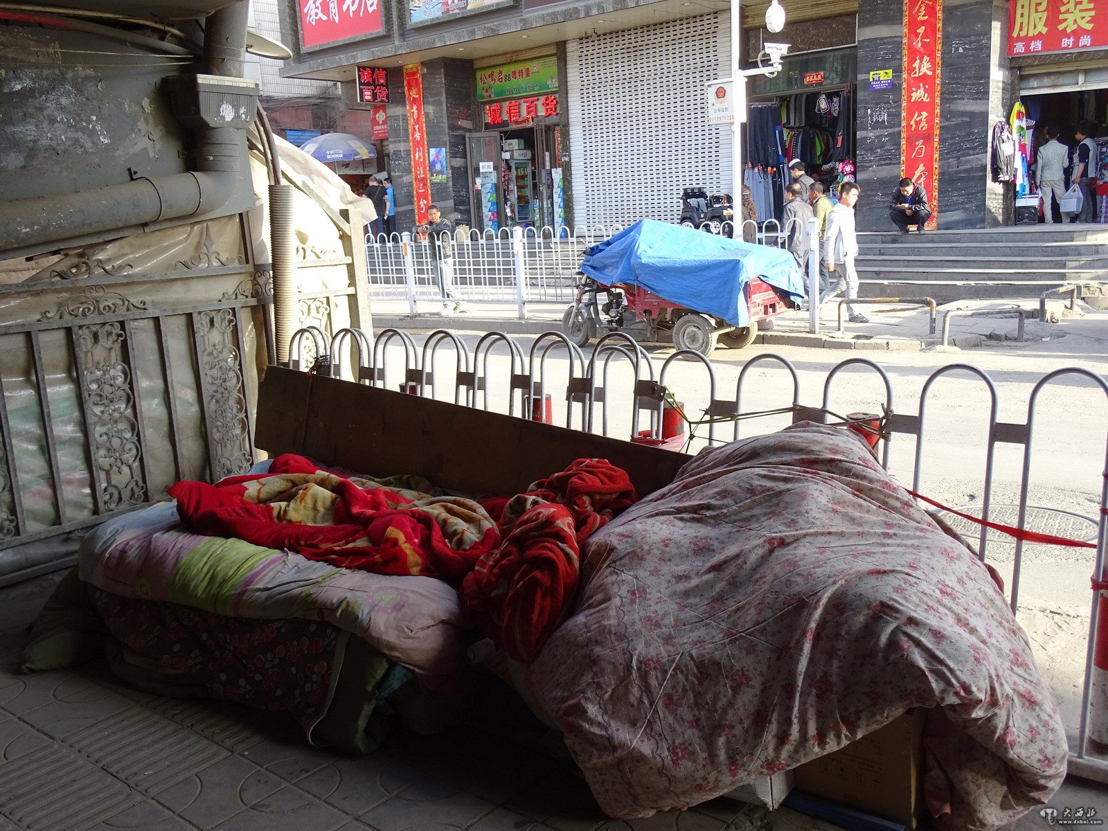 封闭人行通道 流浪汉闹市安家