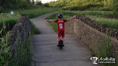 低碳绿色出行 追逐繁星的电动独轮车