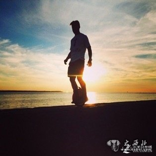 低碳绿色出行 追逐繁星的电动独轮车