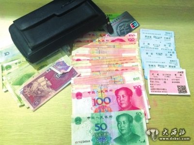 失主桂先生(左)从车队林队长手中接过钱包