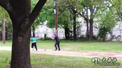 曝光视频显示，白人警察斯莱格持枪将绿衣男子追至草地并开枪射击。