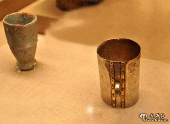 墓葬中大量使用金银器的传统来自西方