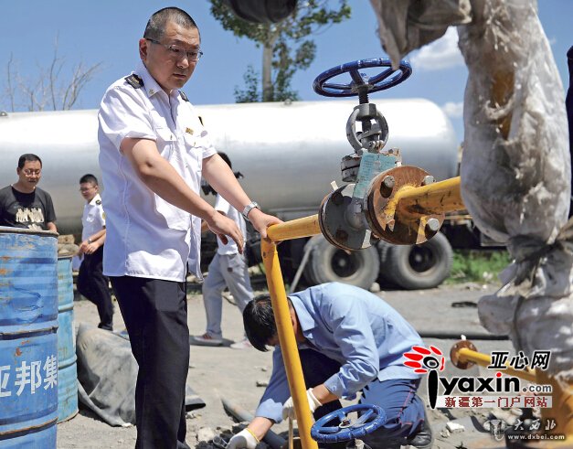 乌鲁木齐市废弃厂房里查出最大民用液化气充装黑窝点 20吨罐槽车能充1680 瓶“黑气” 乌鲁木齐市废弃厂房里查出最大民用液化气充装黑窝点 20吨罐槽车能充1680 瓶“黑气”