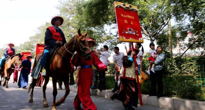 山西:高考状元骑马游街领奖金