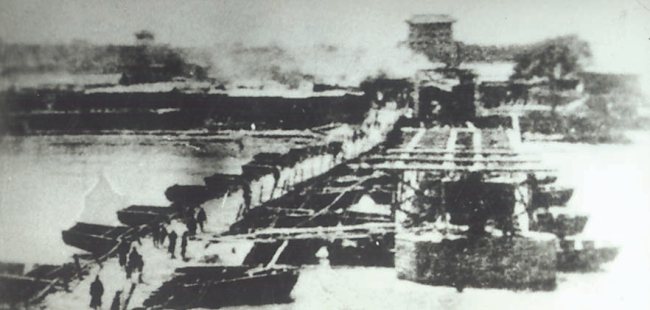 1908年（光绪34年）兰州黄河铁桥施工现场，图为桥南端桥墩露出水面的情况
