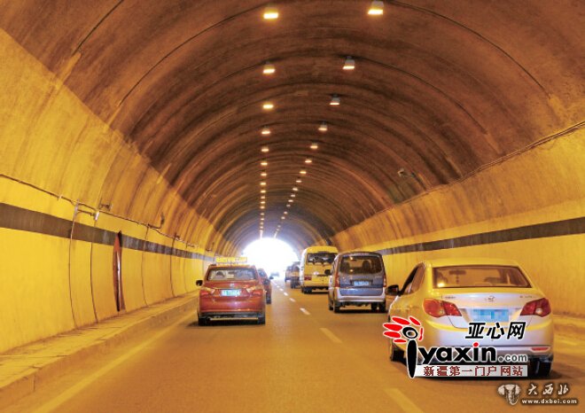隧道口半小时两次五车连撞 车距太近 车辆进出蜘蛛山隧道时司机因光线有视觉盲区 隧道口半小时两次五车连撞 车距太近 车辆进出蜘蛛山隧道时司机因光线有视觉盲区