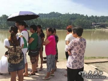 守在现场的小雨的家人 守在现场的小雨的家人