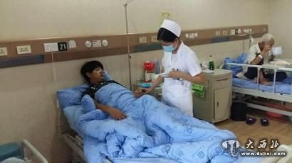 医院护士正在检查受伤工人的身体状况。 毛玉婷摄 医院护士正在检查受伤工人的身体状况。 毛玉婷摄
