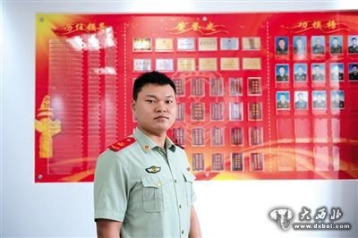 近日,杜宝珠在部队的荣誉墙前,上面有张丽晓的名字。 新京报记者 吴江 摄 近日,杜宝珠在部队的荣誉墙前,上面有张丽晓的名字。 新京报记者 吴江 摄
