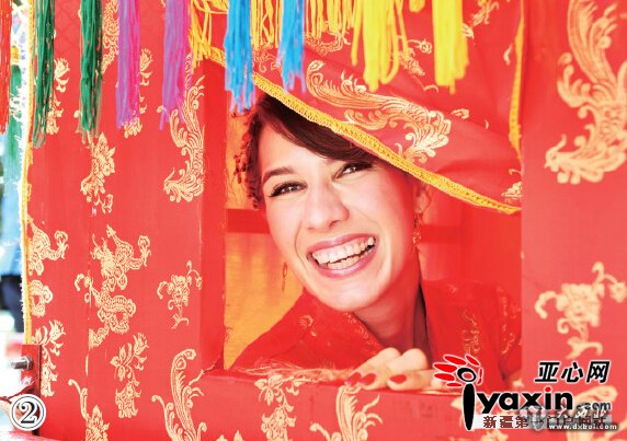 新疆姑爷戴大红花迎娶保加利亚姑娘 乌鲁木齐市上演别样中式婚礼媒婆引路、外国小伙抬花轿 新疆姑爷戴大红花迎娶保加利亚姑娘 乌鲁木齐市上演别样中式婚礼媒婆引路、外国小伙抬花轿