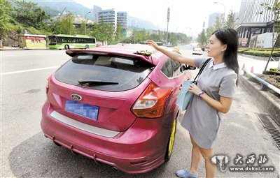 昨日,王女士向记者讲述误把钱包放车顶,掉下来被其他路过的车辆捡走的经历。