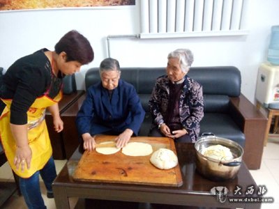 西柳构街道钟家河社区中秋组织做月饼