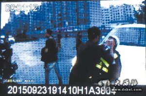 醉汉街头耍酒疯 殴打辱骂执勤交警