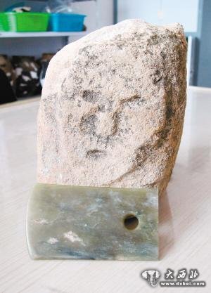 　　“石雕人面像”和玉铲（资料图片）