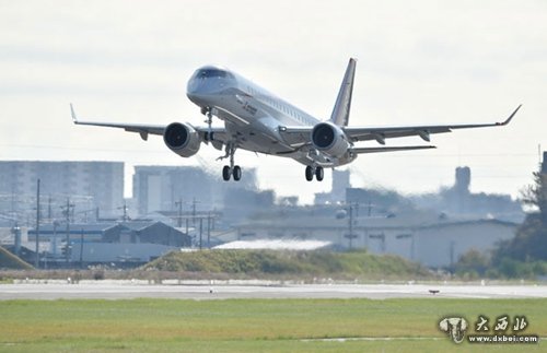 日本首架国产小型客机试飞成功 