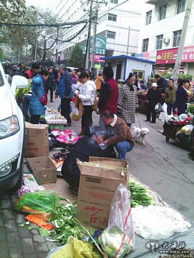 摊贩占道做生意人车通行都费劲