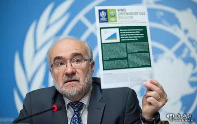 2015年11月9日,世界气象组织秘书长米歇尔·雅罗在瑞士日内瓦出席记者会时展示《温室气体公报》